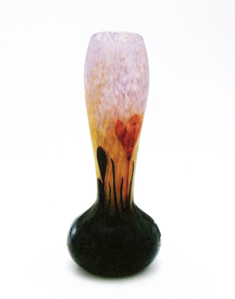 都慕兄弟(Daum Frères)《藏紅花文花器》<br>1904年-1914年左右 <br>玻璃：斑文裝飾、套色玻璃、型吹法吹製、蝕刻、雕版 <br>12.3×30.2cm 