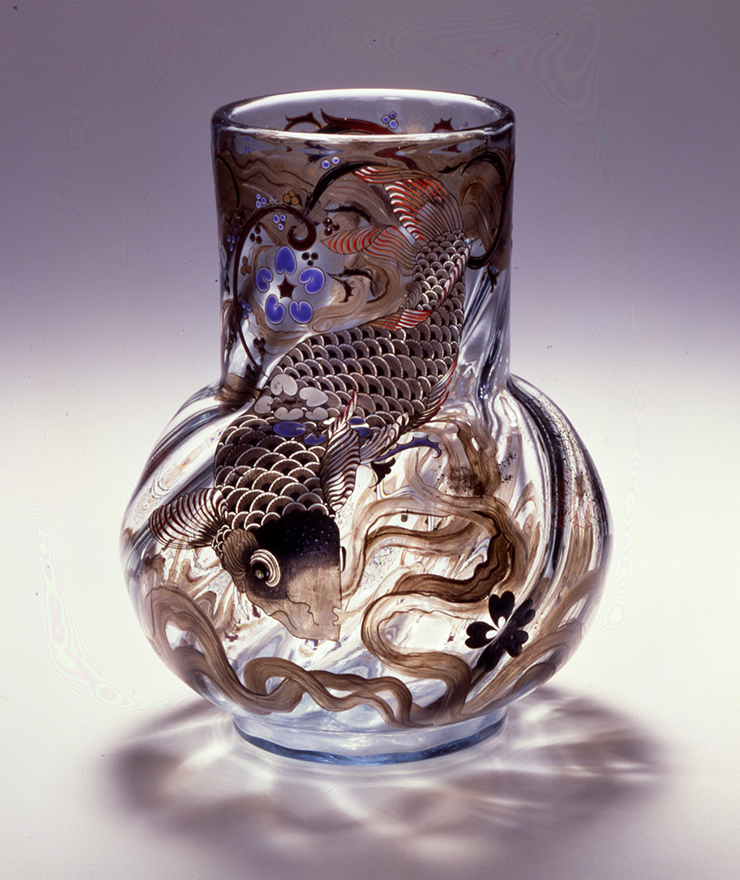埃米爾･加萊(Emile GALLÉ)《鯉文花器》<br>1878年左右<br> 玻璃：型吹法吹製、琺瑯彩<br>22.8×28.5cm 