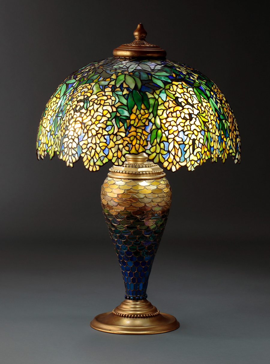 路易斯・康福特・蒂法尼(Louis Comfort Tiffany)《燈・黃花藤》<br>1900年-1910年左右<br>  玻璃、青銅、銅<br>　56.0×79.0cm 