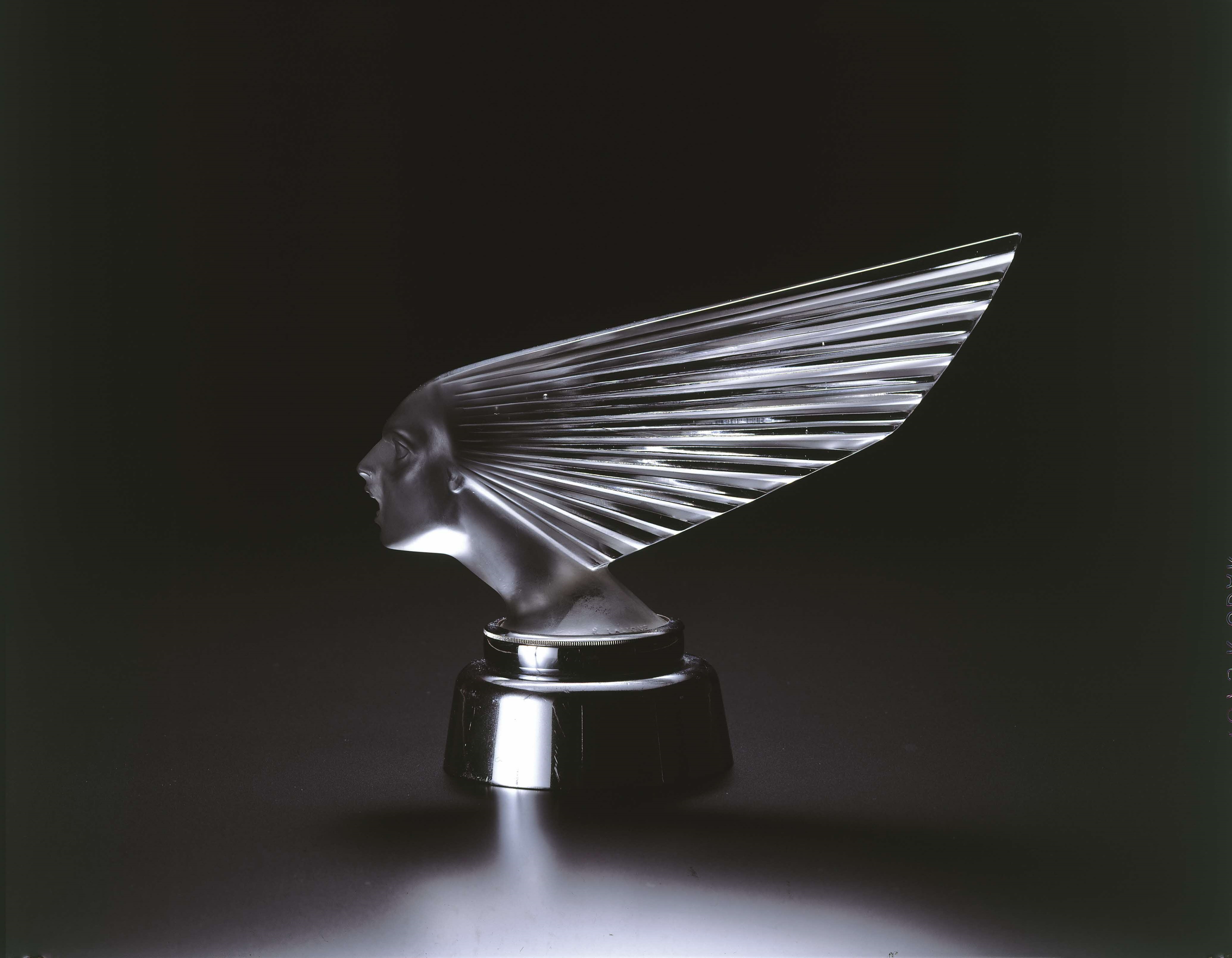 コレクション・ストーリーズ　アール・ヌーヴォー、アール・デコのガラス<br>ルネ・ラリック《ラジエーター・キャップ 勝利》型：1928年